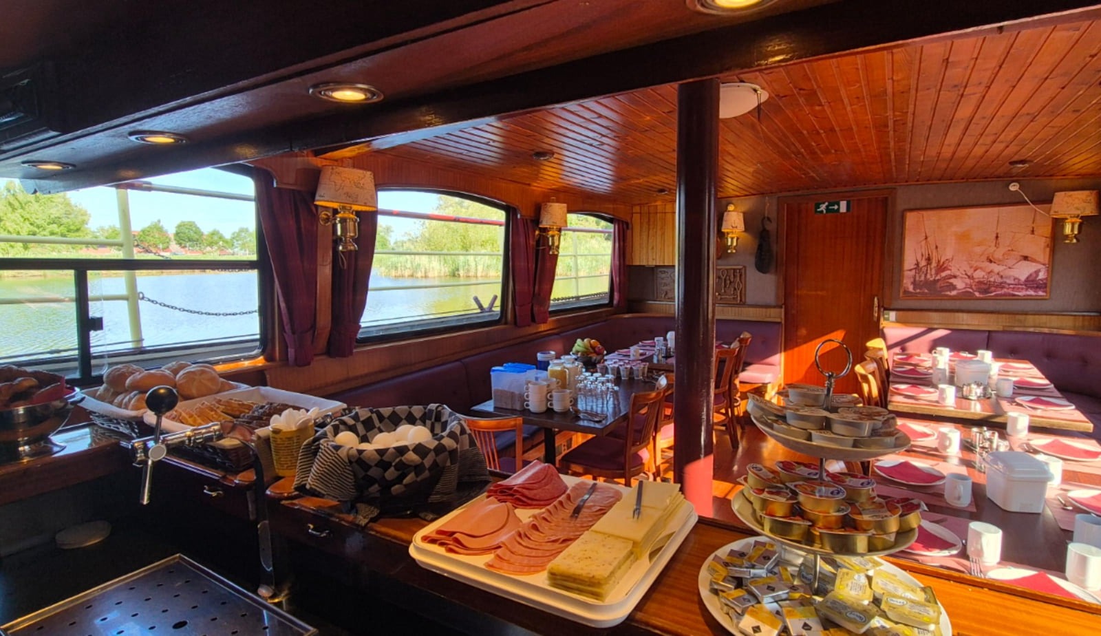 Frühstück an Bord Klipper De Hoop von Friesland Charter